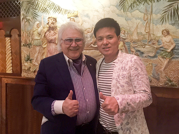 唐風采總經(jīng)理唐利民先生與OMC主席合影 唐風采創(chuàng)始人-唐風采總經(jīng)理唐利民先生與OMC主席合影