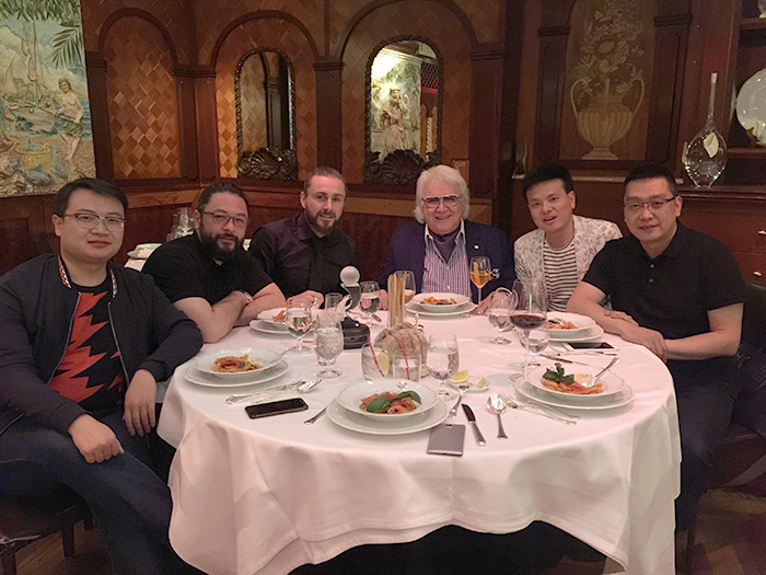 唐風采總經(jīng)理唐利民先生 唐風采創(chuàng)始人-唐風采總經(jīng)理唐利民先生與OMC主席合影