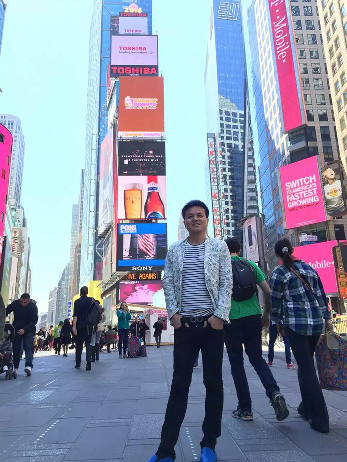 唐風采創(chuàng)始人唐利民先生 唐風采創(chuàng)始人-唐風采總經(jīng)理唐利民先生與OMC主席合影