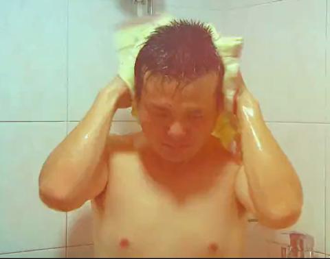 跳遠運動員頭發(fā)脫落影響成績，看看這脫發(fā)中的熊孩子！