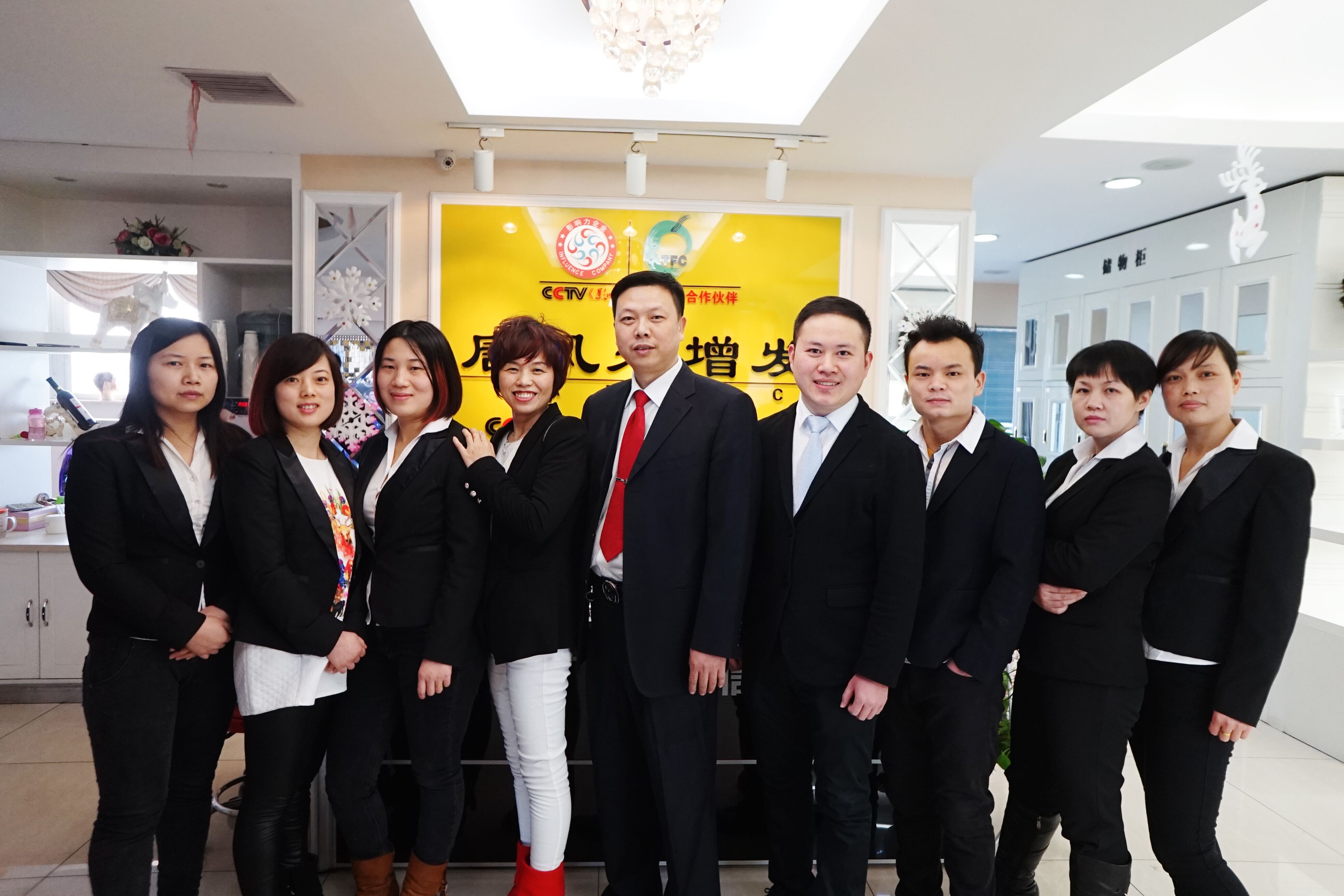 武漢唐風(fēng)采假發(fā) 武漢唐風(fēng)采假發(fā)喜迎央視春晚小品《招聘》主演周錦堂先生