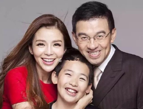 發(fā)際線 王志一家人合影