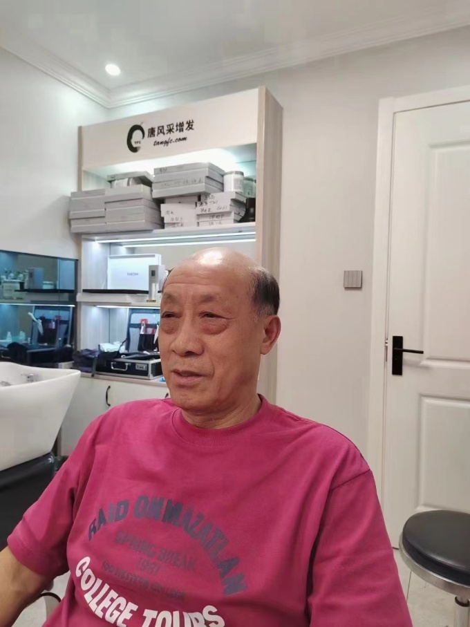 粘貼隱形假發(fā)片 \