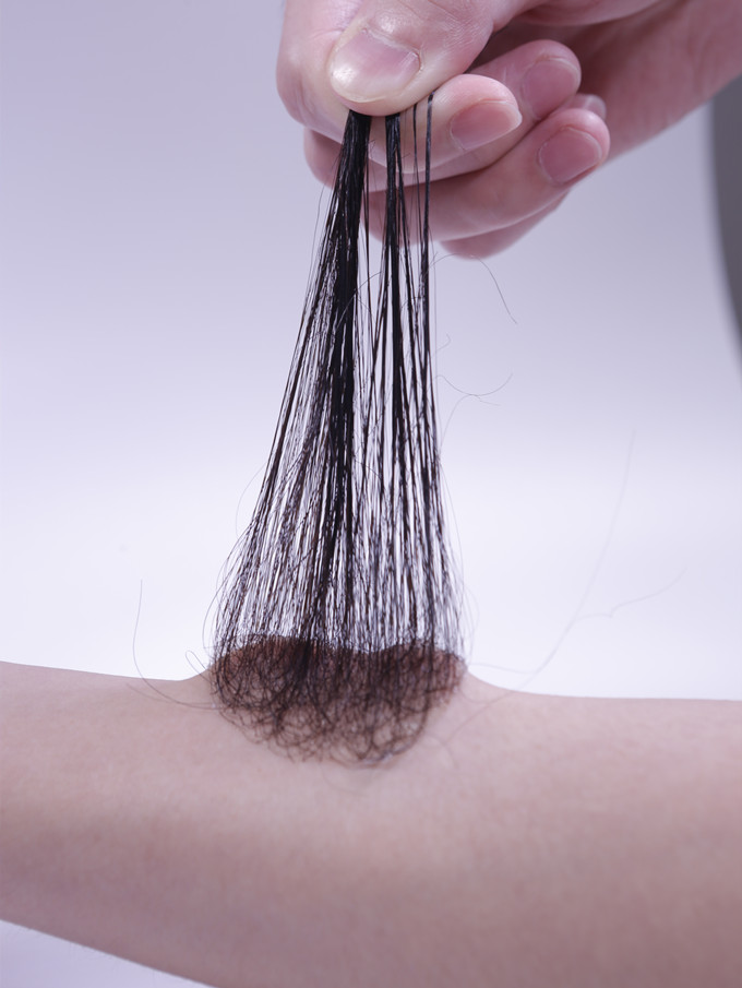 粘貼隱形假發(fā)片 \